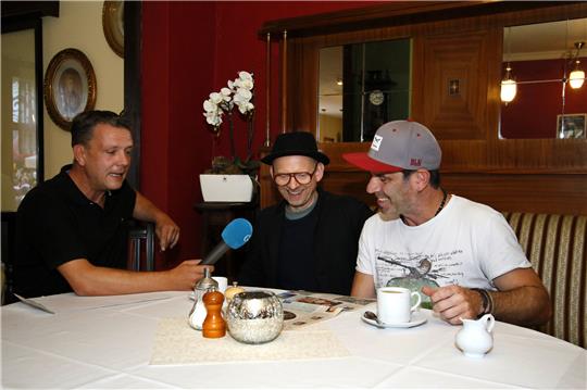 GZ-Redakteur Sebastian Sowa im Gespärch mit Sascha Pierro (rechts) und Dominik Decker. Foto: Epping
