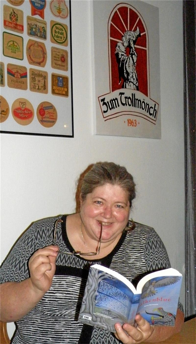 GZ-Redakteurin Dr. Petra Hartmann liest im Trollmönch aus ihrem Roman „Falkenblut“. Foto: Habel