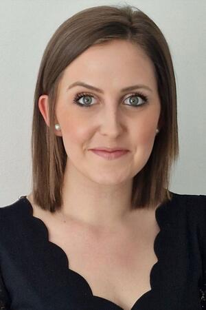 Lisa Kasemir steht vor einem weißen Hintergrund.