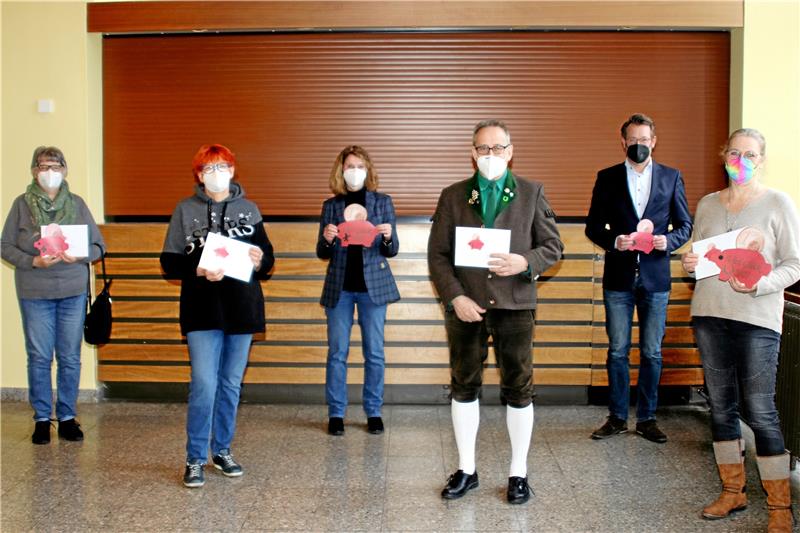 8000 Euro zum Wohle der Oberharzer Kinder GZ-Verleger Philipp Krause (2. von rechts) überreicht im Beisein von Clausthal-Zellerfelds Bürgermeisterin Petra Emmerich- Kopatsch (3. von links) Geld aus der Glücksschweinchenaktion. Ursula Scheffel, Inge Hus, Rüdiger Kail und Corinna Schlüter-Dech (von links) nehmen die Schecks dankbar entgegen. Foto: Knoke