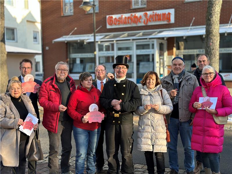 GZ-Verleger Philipp Krause (2.v.l.) und Chefredakteur Jörg Kleine (2.v.r.) übergeben zusammen mit Vertretern der Verkäuferschar aus dem Rat den Glücksschweinchenerlös an Margrit Loof-Duda (l.) vom Verein Leben für Tiere und Stefanie Schneider (r.) vom Kinderschutzbund. Foto: Schlegel