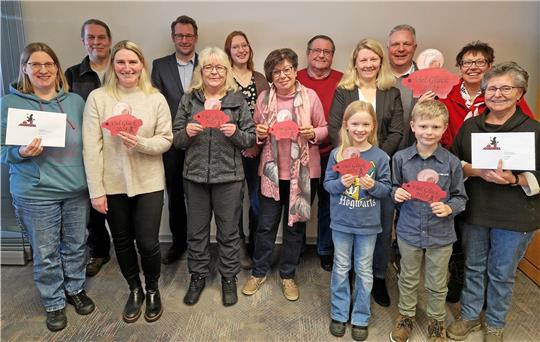 GZ-Verleger Philipp Krause (4.v.l) überreicht in den Räumen der Arbeiterwohlfahrt die Spenden aus dem Oberharzer Glücksschweinchenverkauf. Foto: Knoke
