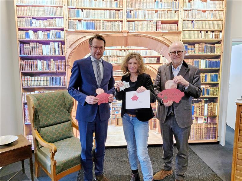 Bad Harzburger „Bücher-Heimat“ erhält 4025 Euro GZ-Verleger Philipp Krause (links) übergibt einen Teil der Glücksschweinchen-Erlöse an Sonja Weber und Dirk Junicke. Insgesamt wurden diesmal 39.000 der kleinen Holzanhänger von Mitarbeitern der Lebenshilfe produziert und durch die GZ verkauft. Fast 51.000 Euro können dank der Schweinchen jetzt an gemeinnützige Projekte fließen. Foto: Exner