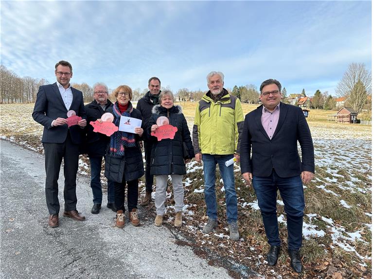 12.000 Euro für den Nordharz und 3500 Euro für Braunlage GZ-Verleger Philipp Krause (links) und GZ-Chefredakteur Jörg Kleine (4.v.l.) überreichen den Erlös der GZ-Glücksschweinchenaktion in der Stadt Braunlage zusammen mit den Kommunalpolitikern (von links) Robert Hansmann, Erika Hoffmann, Albert Baumann und Bürgermeister Wolfgang Langer an Schatzmeisterin Christa Benne (3.v.l.). Fotos: Eggers