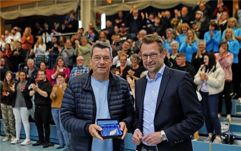 Ein Dauergast und viele junge Gesichter GZ-Verleger Philipp Krause (r.) übergibt den Ehrenpreis im Rahmen der Wahl zum „Sportler des Jahres“ an Uwe Klose.