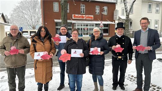 GZ-Verleger Philipp Krause (r.) übergibt zusammen mit SPD-Ratsherr Michael Riesen (l.) und Schornsteinfegermeister Frank Dornemann den Erlös des Glücksschweinchengeldes an (v.l.) Klaudia Klensmann (Tierschutzverein), Peter Scheffel (Verkehrswacht), Daniela Grzbielok (Stadtelternrat) und Stefanie Schneider (Kinderschutzbund).