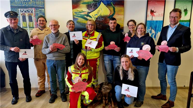 GZ-Verleger Philipp Krause (r.) verteilt in Clausthal-Zellerfeld Glücksschweinchengeld in Höhe von 10.000 Euro. Die glücklichen Empfänger sind die Suchhundestaffel Nordharz, der Förderverein der Marktkirche, das  Jugendrotkreuz, der Verein Pro Dampf und der Verein zur Erhaltung der Harzkuh und der Harzziege.
