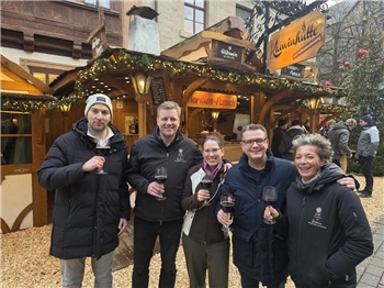 GZ-Volontär Moritz Büsching (v.l.), Stephan Hoffmeister, Diana Hoffmeister, GZ-Redakteur Sebastian Sowa und Sandy Hoffmeister eröffnen inoffiziell den Weihnachtsmarkt.
