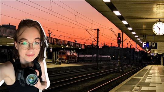 GZ-Volontärin Friederike Müller hält eine Kamera in der Hand, im Hintergrund der Hannoveraner Hauptbahnhof (Fotomontage).