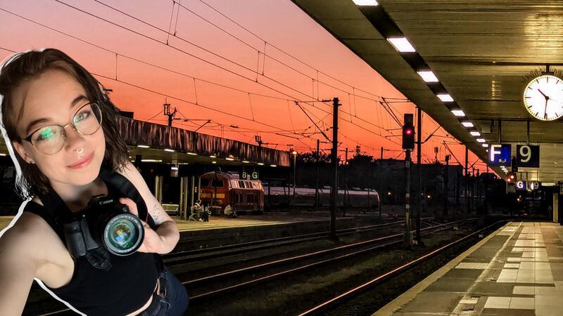GZ-Volontärin Friederike Müller mit einer Kamera am Bahnhof, Fotomontage.