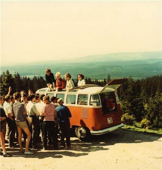 Gab es vor dem 1963er Winter-Bericht in der VW-Transporter-Illustrierten „Flotter Transport“ schon einmal eine Sommer Variante? Im Jahr 1959 schoss Herbert Ahrens mehrere Fotoserien, in deren Fokus ein VW-Bus, Loges-Schülerinnen und der Harz stehen. Fotos: Ahrens-Archiv