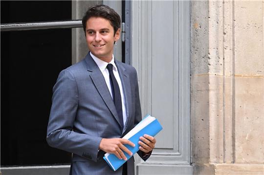 Gabriel Attal war bislang Bildungsminister in Frankreich. Nun wurde er von Präsident Macron zum Premierminister ernannt. (Archivbild)