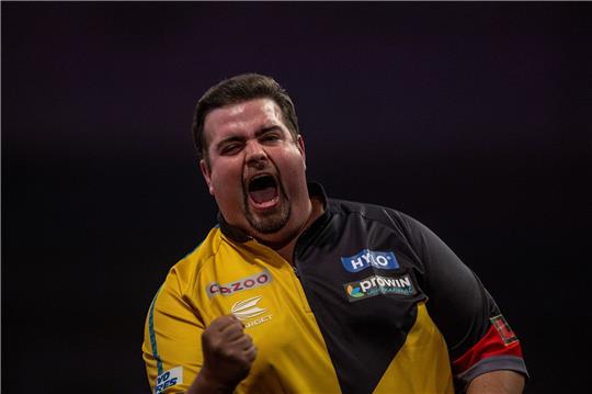 Gabriel Clemens feiert seinen Einzug ins Achtelfinale der Darts-WM.