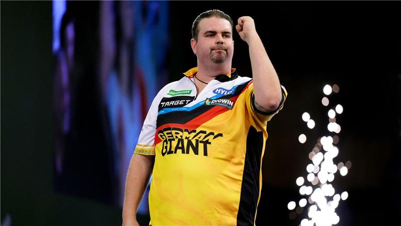 Gabriel Clemens feiert seinen Sieg gegen Alex Spellman bei der Darts-WM in London.