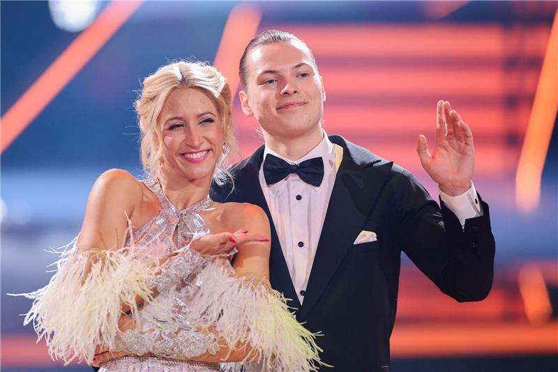 Kelly-Spross tanzt bei „Let's Dance” allen davon Gabriel Kelly und Kathrin Menzinger haben sich in den Kreis der Favoriten getanzt.