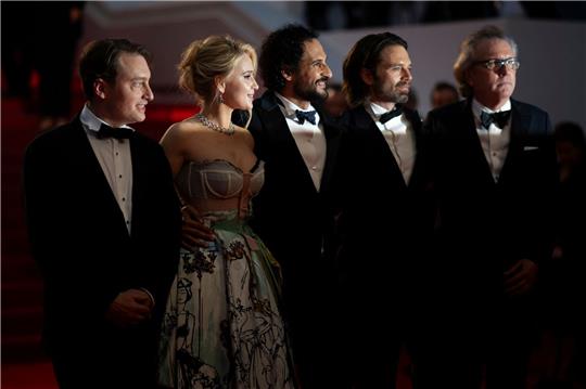 Gabriel Sherman (l-r), Maria Bakalova, Regisseur Ali Abbasi, Sebastian Stan und Martin Donovan nach der Premiere des Films «The Apprentice» in Cannes.