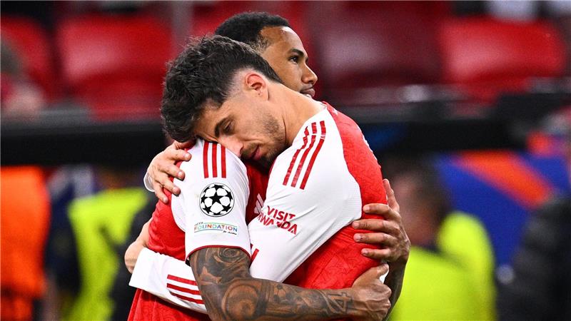 Gabriel (l, FC Arsenal) wird von Teamkollege Kai Havertz getröstet.