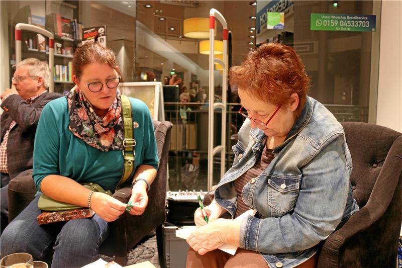 Gabriela Bock (links) signiert ein Buch über die „schwebende Hausfrau“ für Kerstin Behrendt. Foto: Hartmann