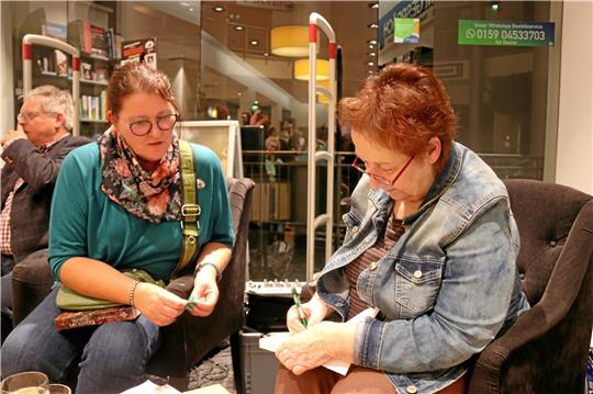 Gabriela Bock (links) signiert ein Buch über die „schwebende Hausfrau“ für Kerstin Behrendt. Foto: Hartmann