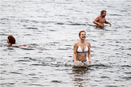Gabriela (M) testet beim traditionellen Anbaden im Strandbad Wannsee am Karfreitag das Wasser.