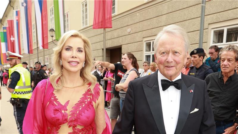 Wolfgang Porsche und Gabriela zu Leiningen haben geheiratet Gabriela zu Leiningen und Wolfgang Porsche bei den Salzburger Festspielen - etwas mehr als zwei Jahre später folgte nun die Hochzeit, ebenfalls in Salzburg.