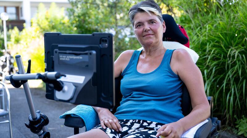 Gabriele Engel bedient mit ihren Augen den Sprachcomputer an ihrem Rollstuhl