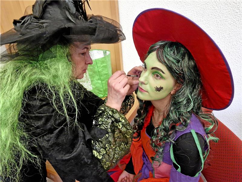 Gaby Lader verwandelt Lara Wegener in eine schaurige Hexe. Theaterfarbe passend zur Perücke macht es möglich. Foto: Knoke