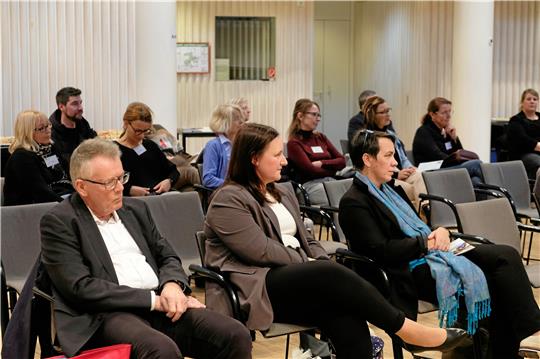 Gäste der Landkreis-Gesundheitskonferenz, darunter ist der Hauptredner Professor Dr. Thomas Klingebiel (vorn links), Experte für Kinder - und Jugendmedizin. Foto: Strache