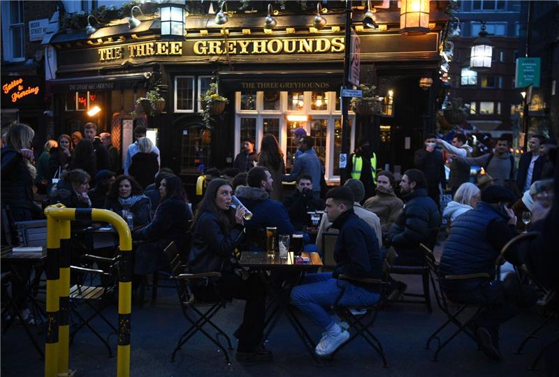 Steuer auf Fassbier eingefroren - London unterstützt Pubs Gäste des Pubs «The Three Greyhounds» in London: Frisch gezapftes Bier soll im Sommer billiger werden.