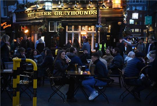 Gäste des Pubs «The Three Greyhounds» in London: Frisch gezapftes Bier soll im Sommer billiger werden.