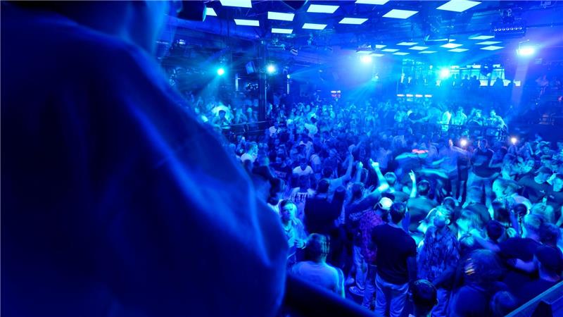 Das sind die besten Clubs in Deutschland und der Welt Gäste drängen sich auf einer der Tanzflächen im Kölner Club „Bootshaus“. (Archivbild)
