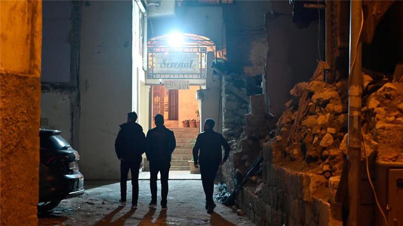 Feiern im Schutt - Das Leben nach dem Erdbeben in der Türkei Gäste passieren Trümmer auf dem Weg in das Meyhane Serenat.