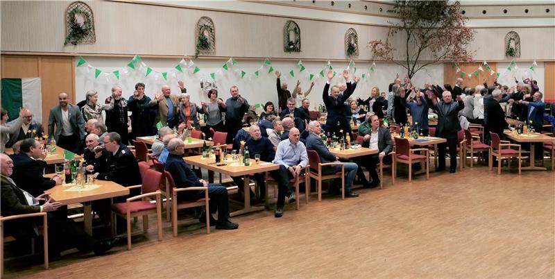 Gäste und Mitglieder feiern das Jubiläum des Ski-Clubs. Foto: Potthast
