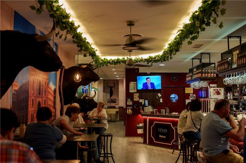 Schlechte Kritiken für Sánchez in hitziger TV-Debatte Gäste verfolgen in einer Bar in Madrid die TV-Debatte zwischen Pedro Sánchez und Alberto Núñez Feijóo.