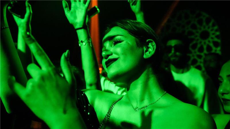 Rave in Damaskus - Syrien will tanzen Gästen tanzen zu DJ Nurias Set in Damaskus.