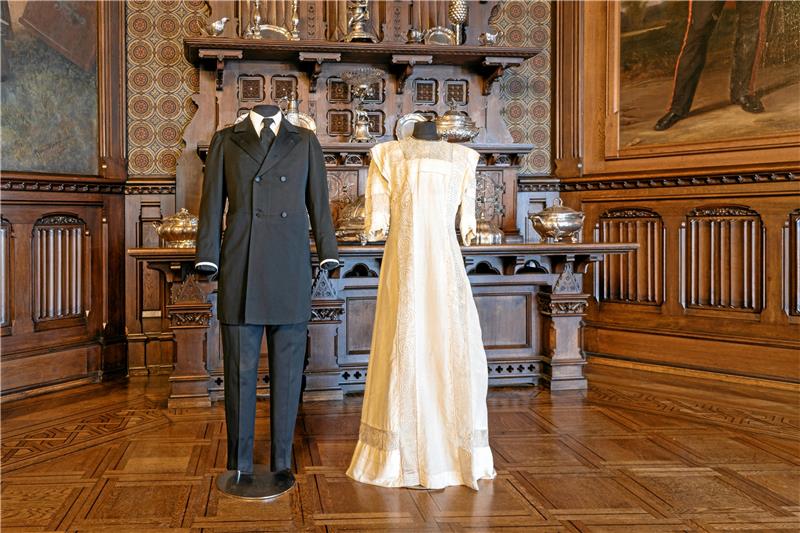 Schloss Wernigerode kauft hochkarätige Modesammlung Galaanzug mit Jugendstil-Reformkleid vor dem Silberbuffet im Festsaal. Foto: Michael Lumme