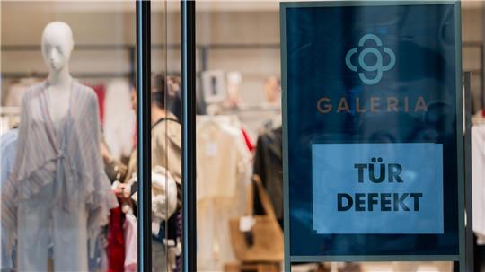 Galeria-Chef Hellenbock räumt Schwankungen der Liquidität ein.