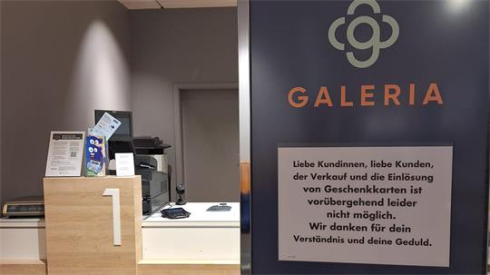 Ein Schild vor einer Kasse mit dem Hinweis „Liebe Kundinnen, liebe Kunden, der Verkauf und die Einlösung von Geschenkkarten ist vorübergehend leider nicht möglich. Wir danken für dein Verständnis und deine Geduld.“