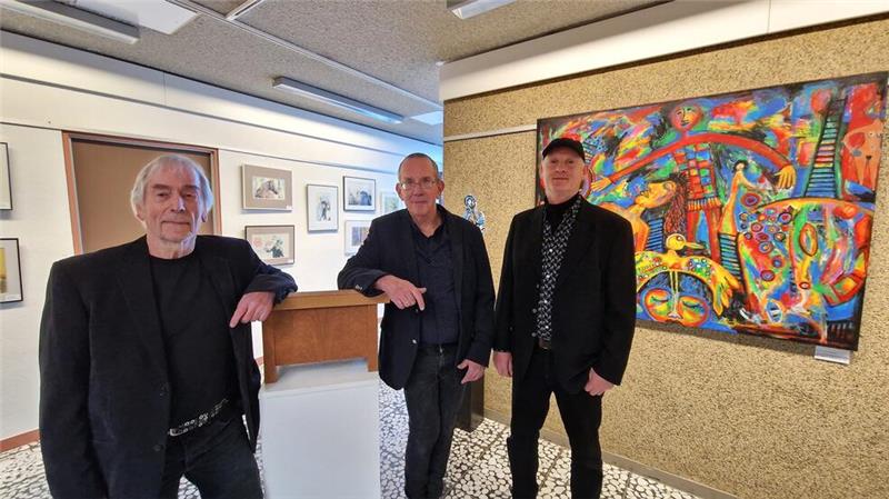 Rathaus-Galerie in Bad Harzburg: Zwei Stile, aber dennoch stimmig Galerie-Leiter Hans Manhart (M.) freut sich über das Zusammenspiel der beiden befreundeten Künstler Jürgen Mennecke (l.) und Markus Wollenschlaeger. Trotz der verschiedenen Stile entsteht ein stimmiges Gesamtkonzept.