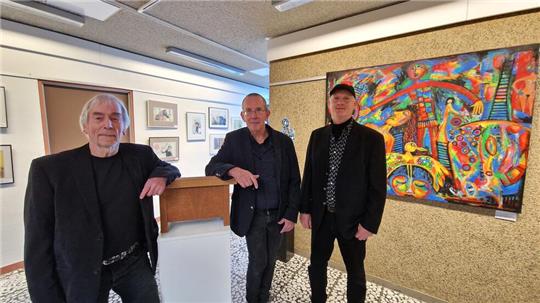 Galerie-Leiter Hans Manhart (M.) freut sich über das Zusammenspiel der beiden befreundeten Künstler Jürgen Mennecke (l.) und Markus Wollenschlaeger. Trotz der verschiedenen Stile entsteht ein stimmiges Gesamtkonzept.