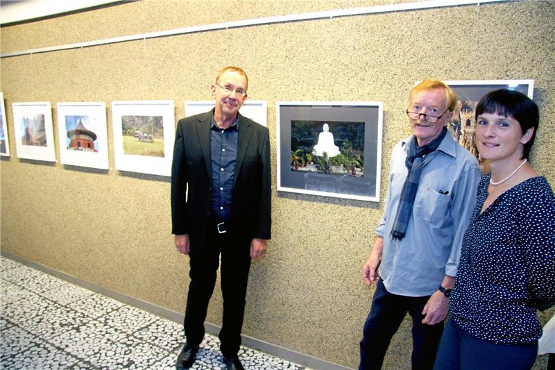 Galerieleiter Hans Manhart (l.) eröffnete die Ausstellung mit Fotografien von Sylvia und Claus Kempe. Foto: Schlegel