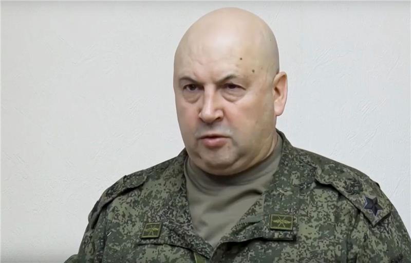 Medien: Ranghoher russischer General Surowikin abgesetzt Galt als einer der wichtigsten Verbündeten von Söldnerchef Jewgeni Prigoschin in der regulären russischen Armee bei dessen Machtkampf mit Verteidigungsminister Sergej Schoigu und Generalstabschef Waleri Gerassimow: Sergej Surowikin.