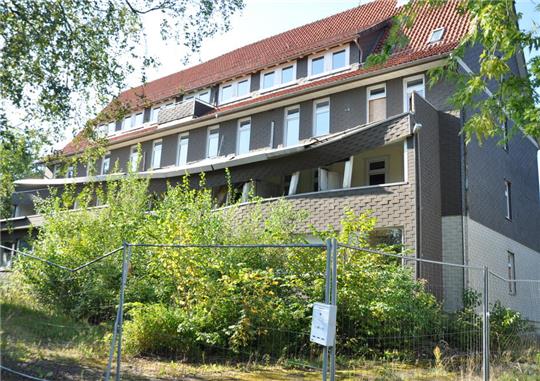 Gammelt weiter vor sich hin: Die Waldgarten-Ruine am Ende der Lautenthaler Straße soll Platz für ein Naturhotel machen.