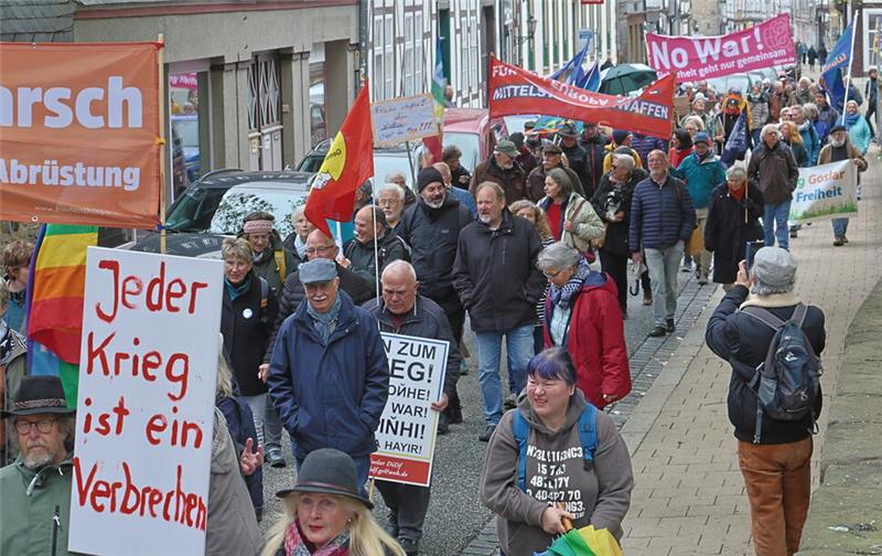 Goslars scharfer Protest gegen Aufrüstung und Angstmache Gang durch die Innenstadt: In der Spitze reihen sich rund 120 Teilnehmer in den Goslarer Ostermarsch ein.