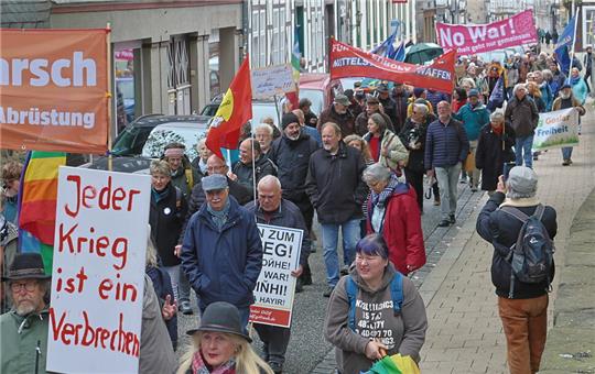 Gang durch die Innenstadt: In der Spitze reihen sich rund 120 Teilnehmer in den Goslarer Ostermarsch ein.