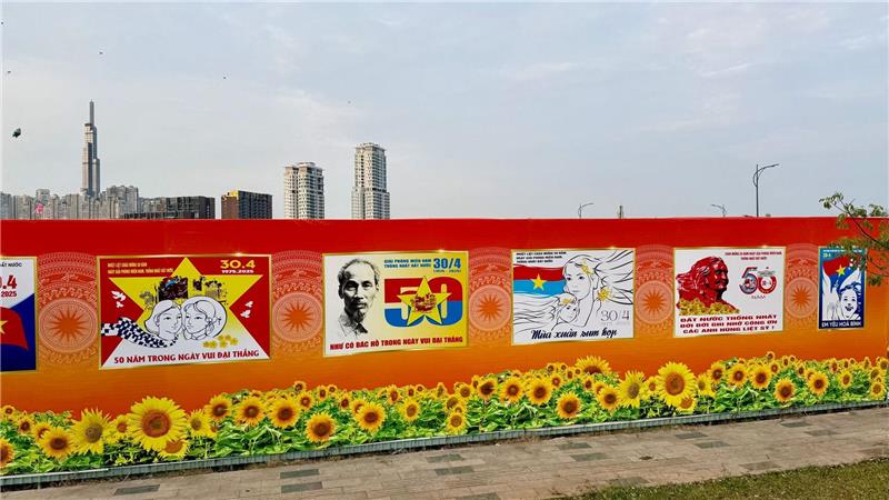 Ganz Ho-Chi-Minh-Stadt wird gerade mit Plakaten zum Jahrestag gepflastert. 
