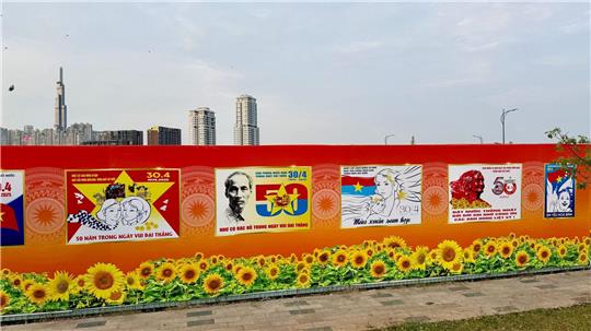 Ganz Ho-Chi-Minh-Stadt wird gerade mit Plakaten zum Jahrestag gepflastert. 