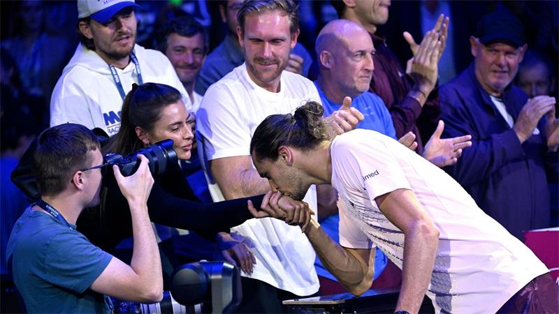 Neue Nummer 1: Gerührter Zverev dankt Box und lobt Wien Ganz Wienerisch: Alexander Zverev mit Handkuss für seine Freundin Sophia Thomalla.