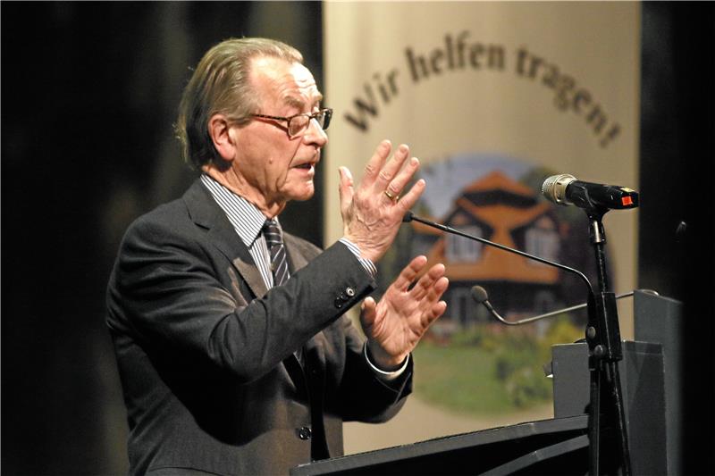 Ganz der Alte: Festredner Franz Müntefering spricht auf der Bühne der Kaiserpfalz zum runden Geburtstag des Goslarer Hospizvereins. Im Hintergrund ist das Motto der Feierlichkeiten zu lesen.  Fotos: Epping