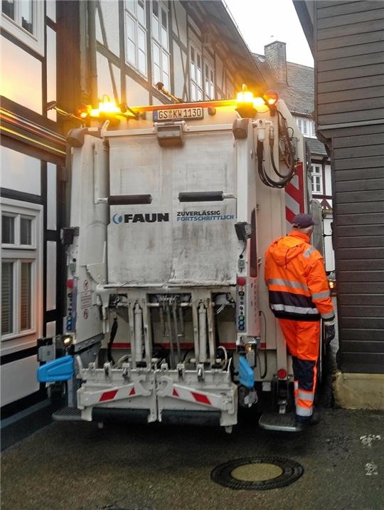 Ganz eng wird es, wenn der Müllwagen durch die schmale Altstadt-Gasse fährt. Foto: Privat
